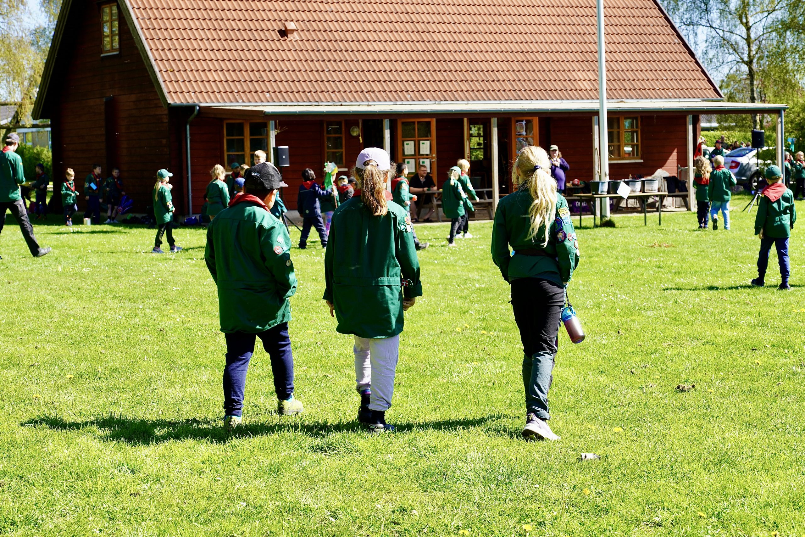 3 børn der går
